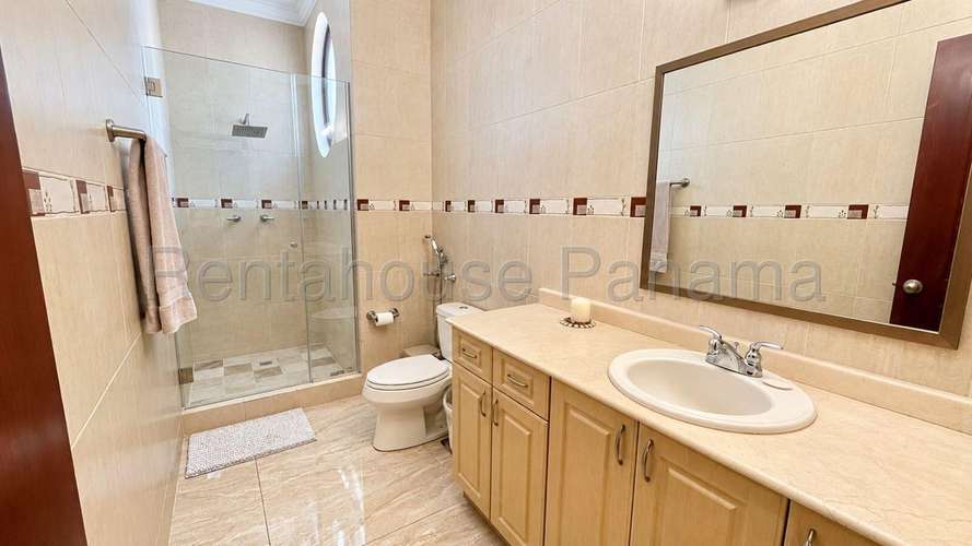 273240. Se alquila increible casa de lujo, 8 recámaras, 5.5 baños, piscina, gimnasio. Semiamoblada - Imagen 4