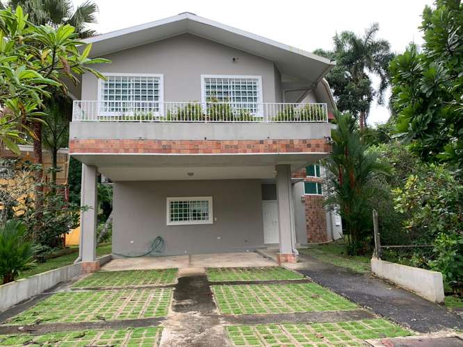 Melissa Foster Luxury alquila amplia casa en Clayton con jardín y patio por $2,750 mensuales MFR2209