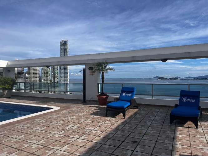 Venta en Avenida Balboa con Vista al Mar,  $2,000 por m²