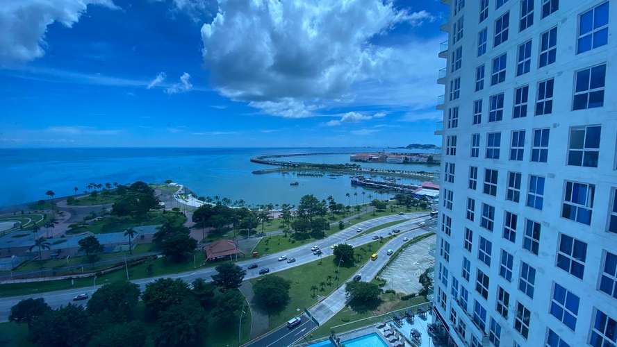 ¡Vive al máximo! Venta de Exclusivo Apartamento de 2 Rec / 2 Baños totalmente amoblado en Av. Balboa. IE 27-3262