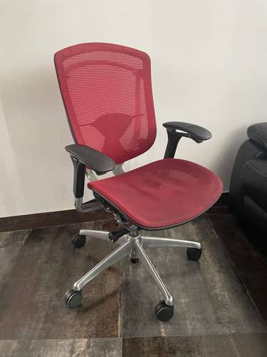 SILLA ERGONÓMICA PREMIUM OKAMURA CONTESSA – DISEÑO GIUGIARO ITALIANA (MALLA ROJA)