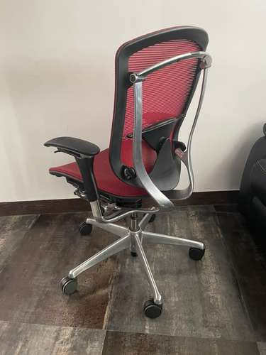 SILLA ERGONÓMICA PREMIUM OKAMURA CONTESSA – DISEÑO GIUGIARO ITALIANA (MALLA ROJA)
