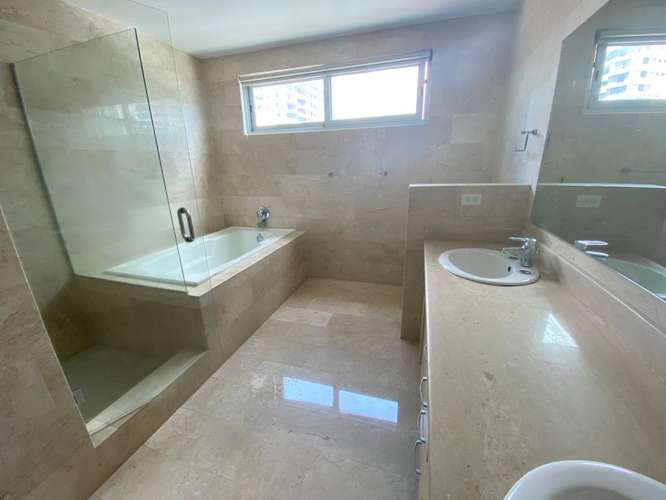 C512J SE ALQUILA AMPLIO APARTAMENTO CON LINEA BLANCA EN MARBELLA  - Imagen 9