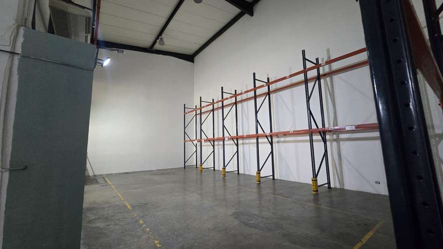 BODEGA LISTA PARA OCUPAR - MAÑANITAS - 377.50M2