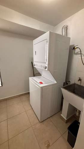 Apartamento en Carrasquilla: 2 recámaras, línea blanca, depósito y acceso directo al Parque Omar.