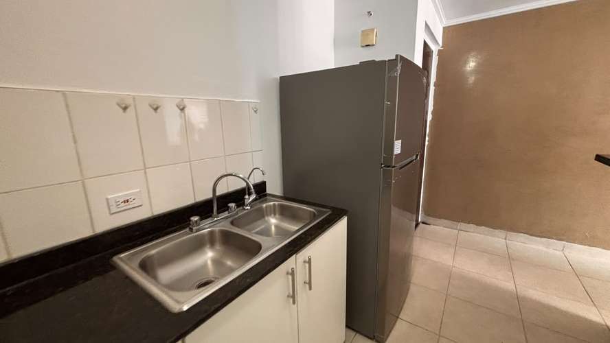 Apartamento en Carrasquilla: 2 recámaras, línea blanca, depósito y acceso directo al Parque Omar.