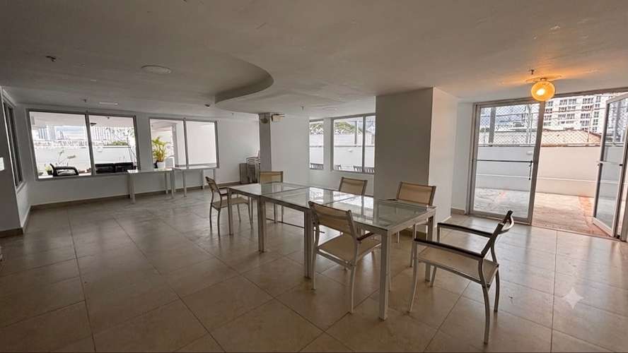 Apartamento en Carrasquilla: 2 recámaras, línea blanca, depósito y acceso directo al Parque Omar.