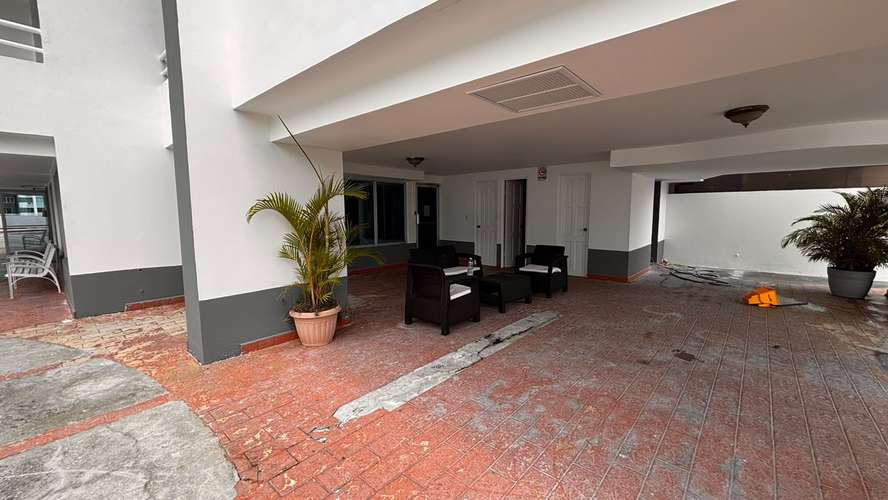 Apartamento en Carrasquilla: 2 recámaras, línea blanca, depósito y acceso directo al Parque Omar.