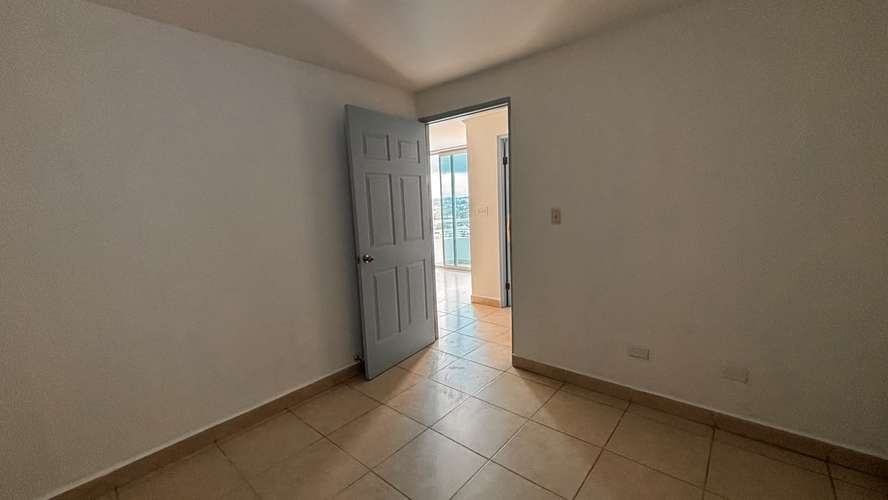 Apartamento en Carrasquilla: 2 recámaras, línea blanca, depósito y acceso directo al Parque Omar.