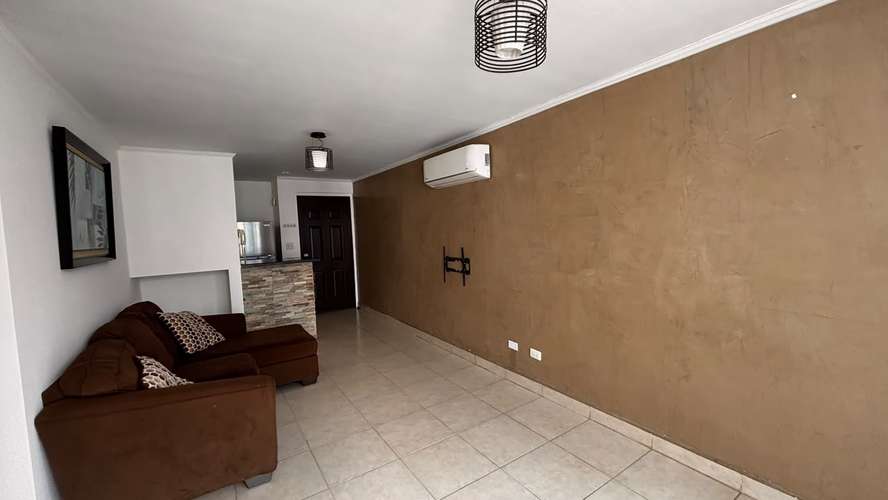 Apartamento en Carrasquilla: 2 recámaras, línea blanca, depósito y acceso directo al Parque Omar.