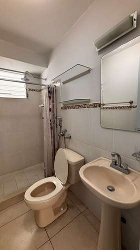 Apartamento en Carrasquilla: 2 recámaras, línea blanca, depósito y acceso directo al Parque Omar.
