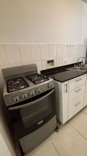 Apartamento en Carrasquilla: 2 recámaras, línea blanca, depósito y acceso directo al Parque Omar.