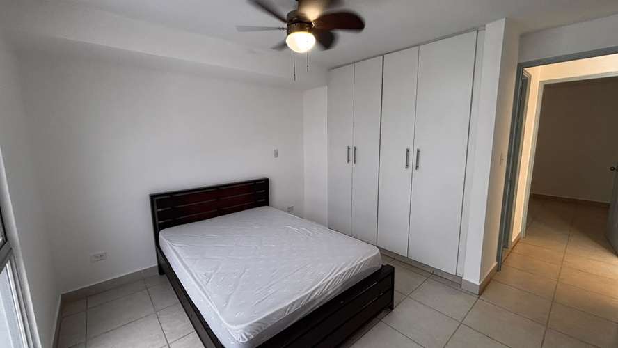 Apartamento en Carrasquilla: 2 recámaras, línea blanca, depósito y acceso directo al Parque Omar.