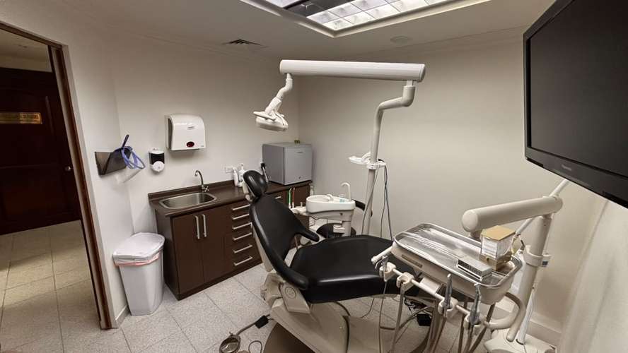 Consultorio odontológico equipado en PH Royal Center, Marbella: listo para operar