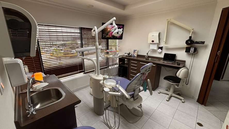 Consultorio odontológico equipado en PH Royal Center, Marbella: listo para operar