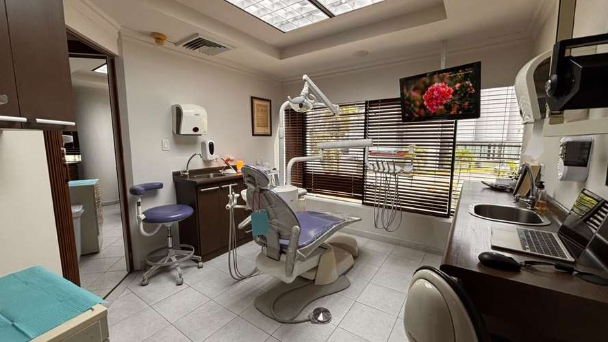 Consultorio odontológico equipado en PH Royal Center, Marbella: listo para operar