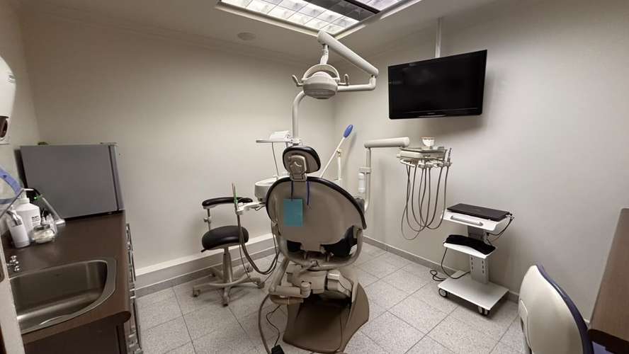 Consultorio odontológico equipado en PH Royal Center, Marbella: listo para operar