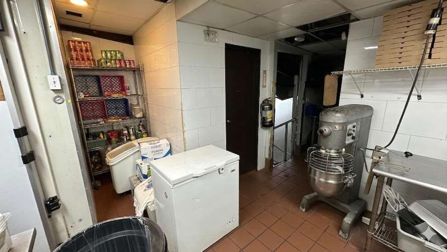 Se vende Local en Pueblo Nuevo amoblado - Imagen 9