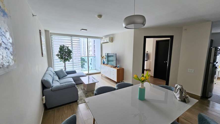 Apartamento en Altos de Golf I con balcon y excelente ubicacion