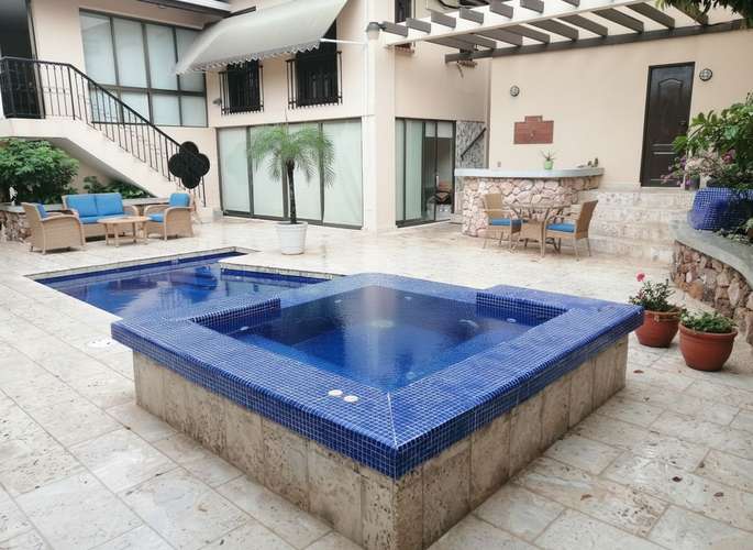 Venta de Casa en La Alameda Bethania 3 NIVELES CON PISCINA BAR AMUEBLADA 4PARKINGS 600mt