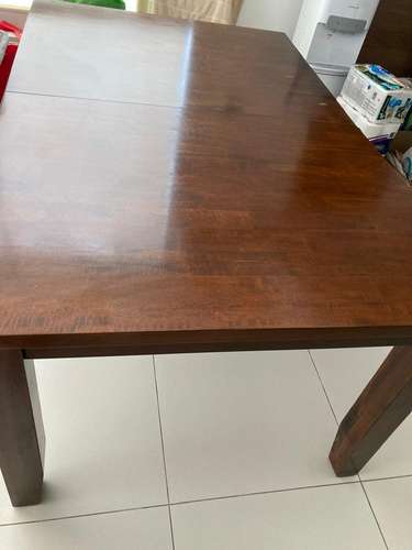 Mesa de comedor de madera 