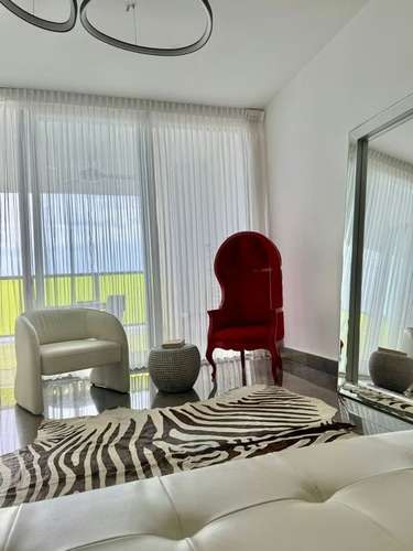 Apartamento en Avenida Balboa I con amplios espacios y vista al mar