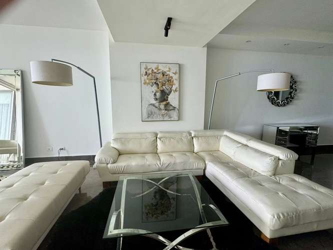 Apartamento en Avenida Balboa I con amplios espacios y vista al mar