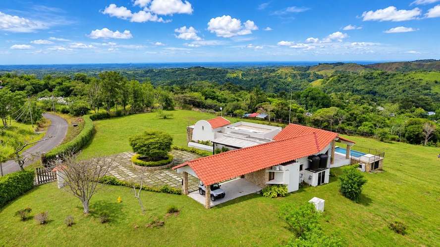 Espectacular Casa de Montaña con Piscina Climatizada y 15,269 m² de Terreno | La Laguna