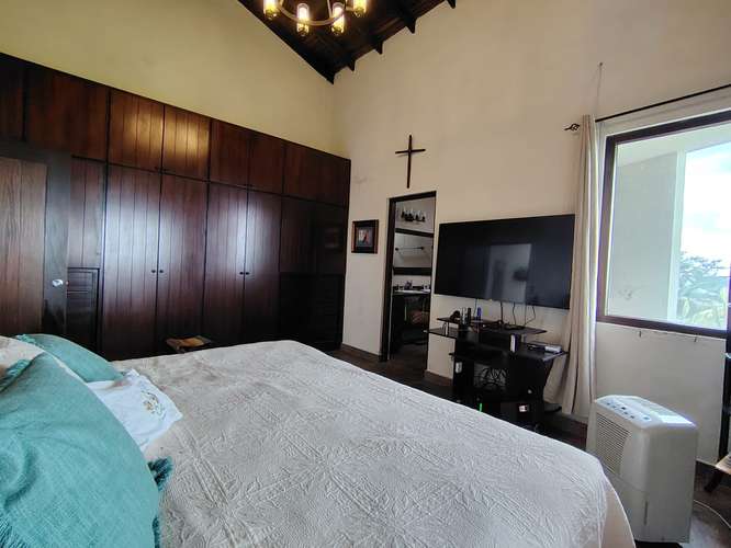 Espectacular Casa de Montaña con Piscina Climatizada y 15,269 m² de Terreno | La Laguna
