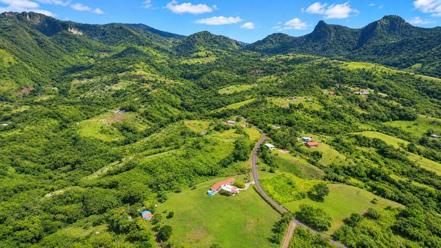 Espectacular Casa de Montaña con Piscina Climatizada y 15,269 m² de Terreno | La Laguna