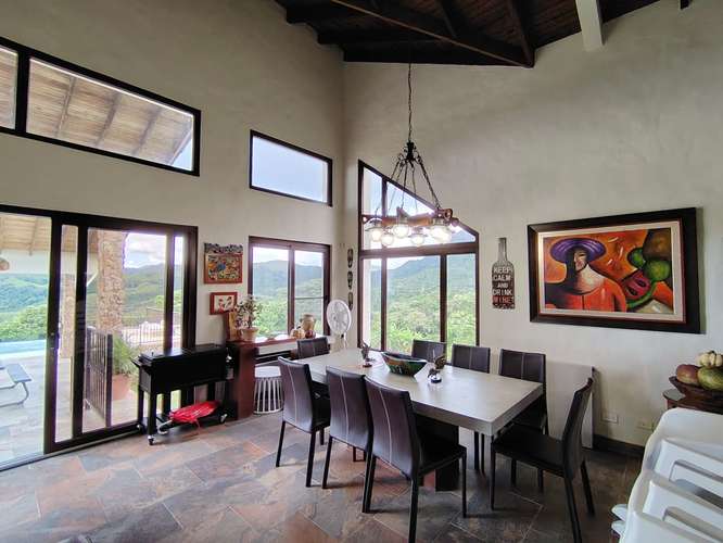 Espectacular Casa de Montaña con Piscina Climatizada y 15,269 m² de Terreno | La Laguna