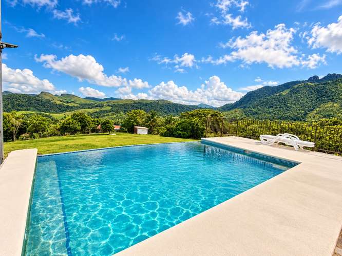 Espectacular Casa de Montaña con Piscina Climatizada y 15,269 m² de Terreno | La Laguna