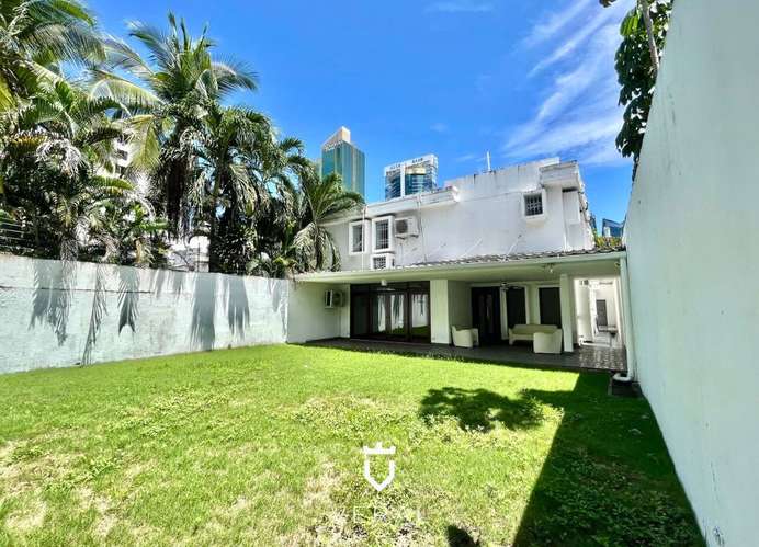 Venta de casa con patio de 100m2 en Obarrio, Panamá (MM) - Imagen 2