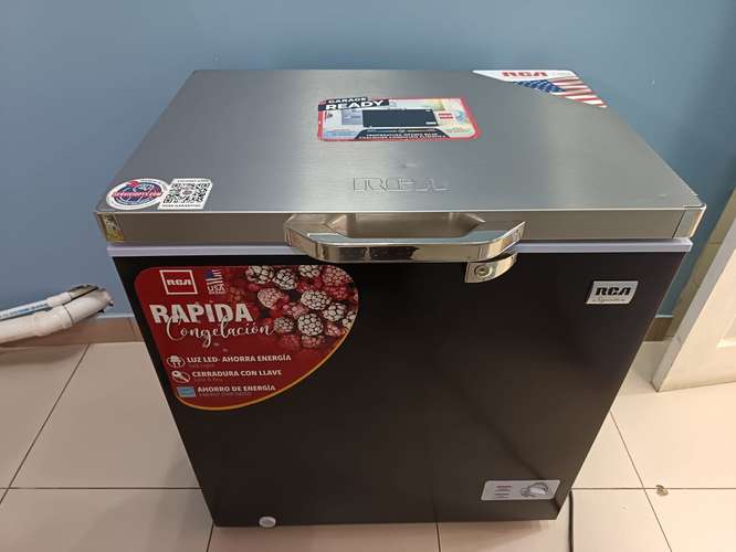 Congelador marca RCA Negro Con tapa de Acero Inoxidable  - Imagen 2