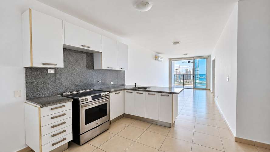 Apartamento en alquiler en Avenida Balboa | PH White, vista al mar - Imagen 3