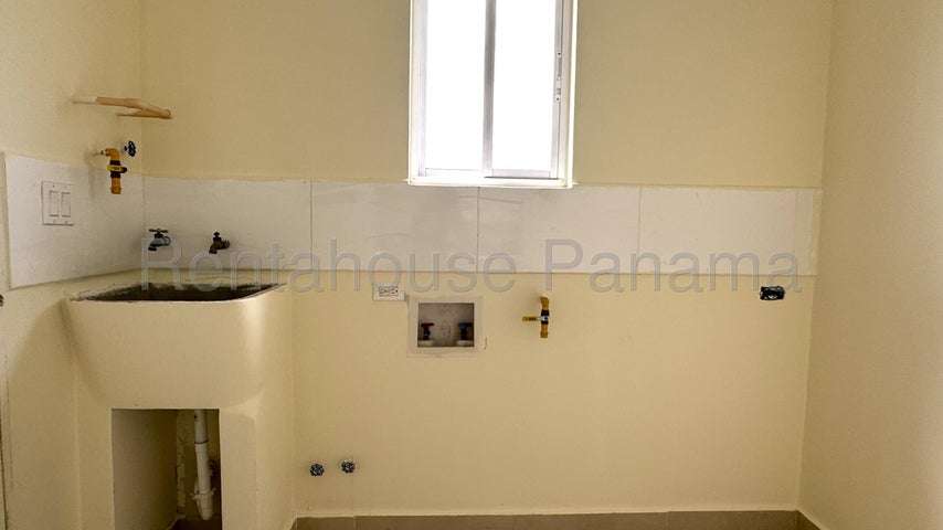 Venta de Casa esquina  en Hato Montaña 26-5476CM