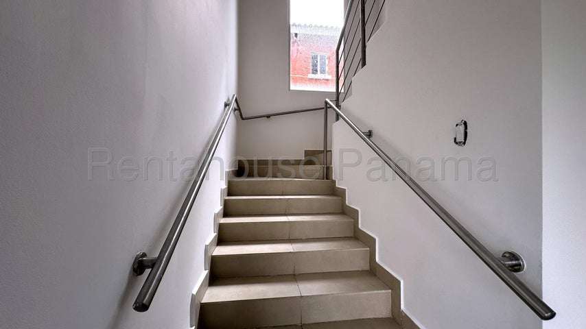 Venta de Casa esquina  en Hato Montaña 26-5476CM