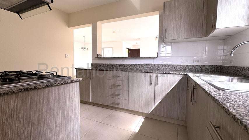 Venta de Casa esquina  en Hato Montaña 26-5476CM
