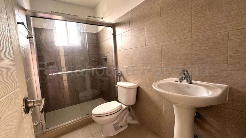 Venta de Casa esquina  en Hato Montaña 26-5476CM