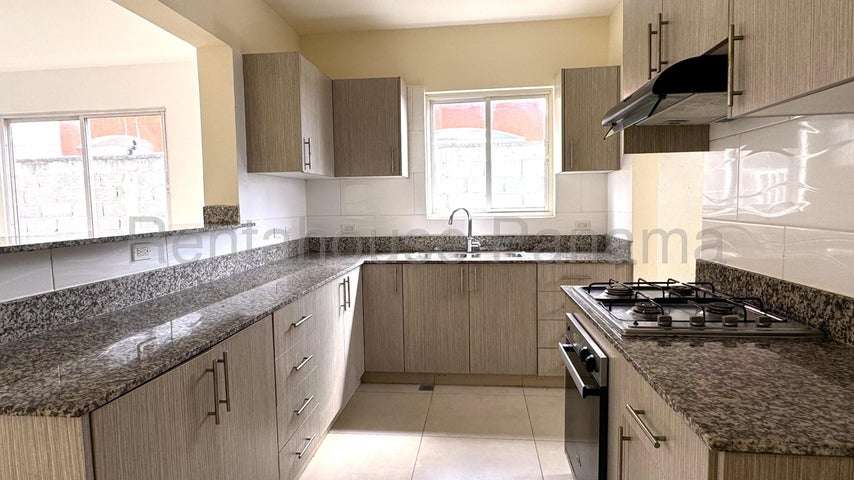 Venta de Casa esquina  en Hato Montaña 26-5476CM
