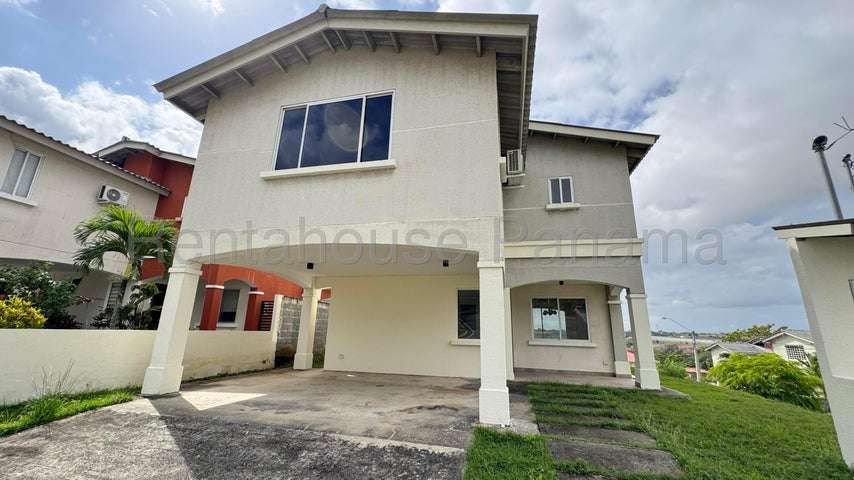 Venta de Casa esquina  en Hato Montaña 26-5476CM