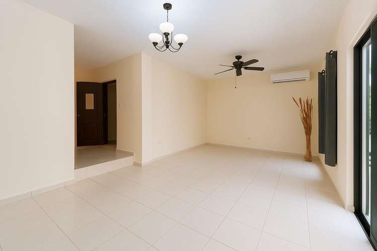 SE ALQUILA CASA LAS CUMBRES AMPLIA ILUMINADA FRESCA CON  PATIO 3 HABITACIIONES BARRIADA CERRADA - Imagen 7