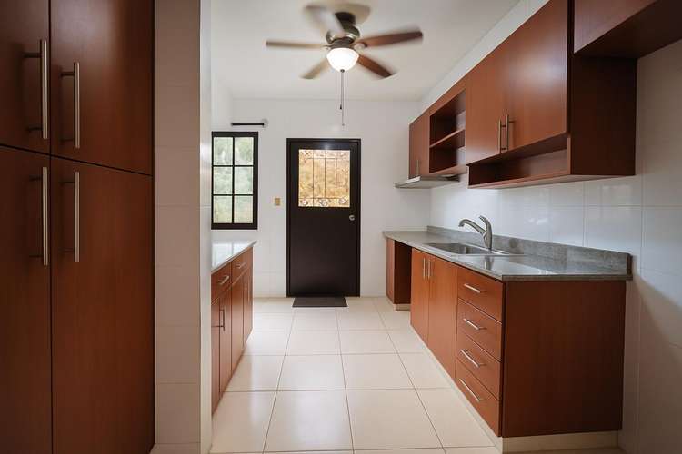 SE ALQUILA CASA LAS CUMBRES AMPLIA ILUMINADA FRESCA CON  PATIO 3 HABITACIIONES BARRIADA CERRADA - Imagen 8