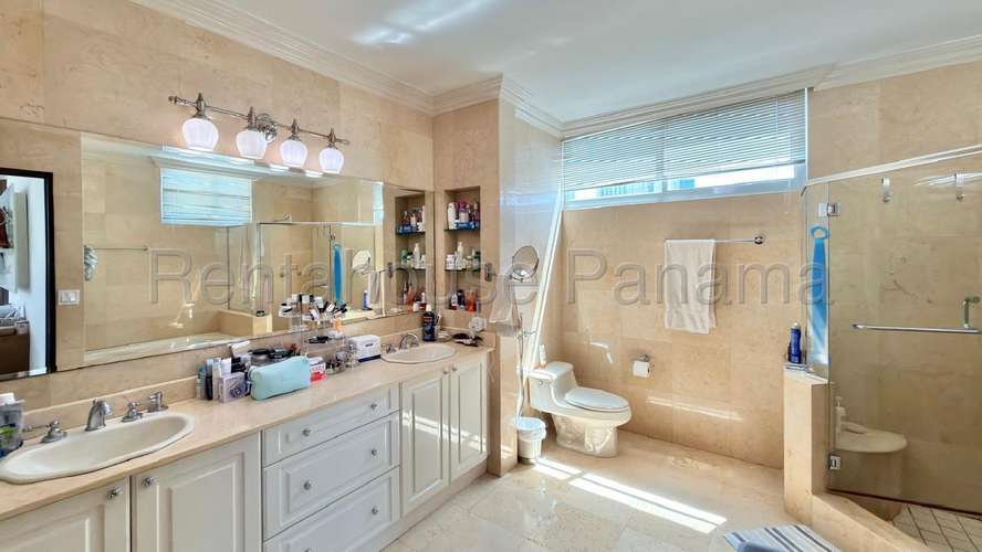 Venta de Apartamento Vista al Mar en PH Bahia Esmeralda Marbella| 361.47 m² 27GP3251