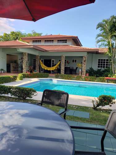 Coronado. Calles Los Jobos. 800 m 3r 3.5b Piscina $401,000