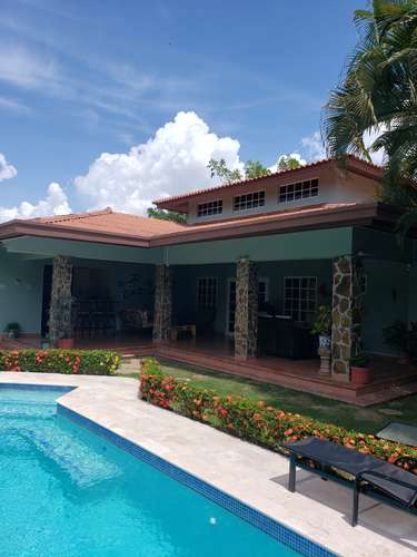 Coronado. Calles Los Jobos. 800 m 3r 3.5b Piscina $401,000