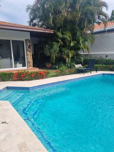 Coronado. Calles Los Jobos. 800 m 3r 3.5b Piscina $401,000