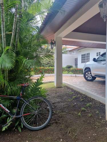 Coronado. Calles Los Jobos. 800 m 3r 3.5b Piscina $401,000
