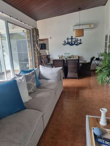 Coronado. Calles Los Jobos. 800 m 3r 3.5b Piscina $401,000