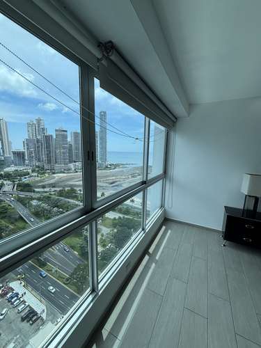 SE ALQUILA BAYFRONT $1,350